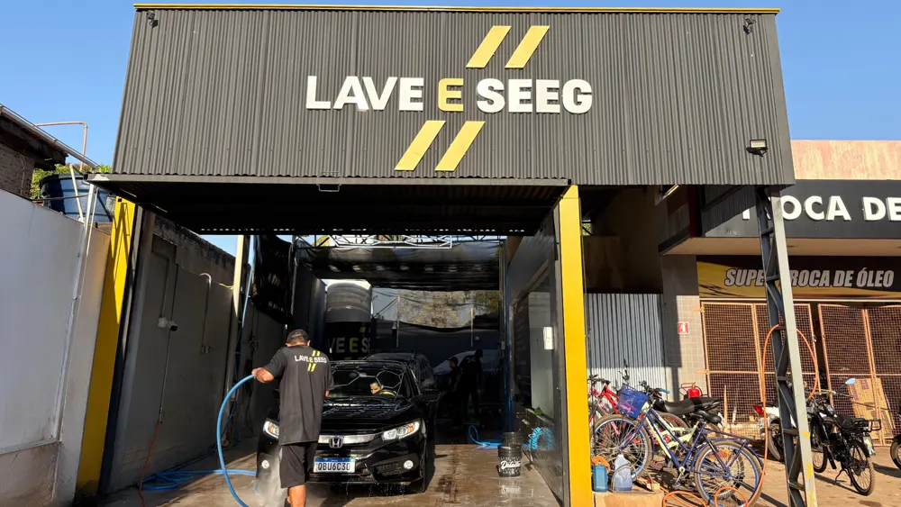 Entrada do Lave e Seeg com carro sendo lavado