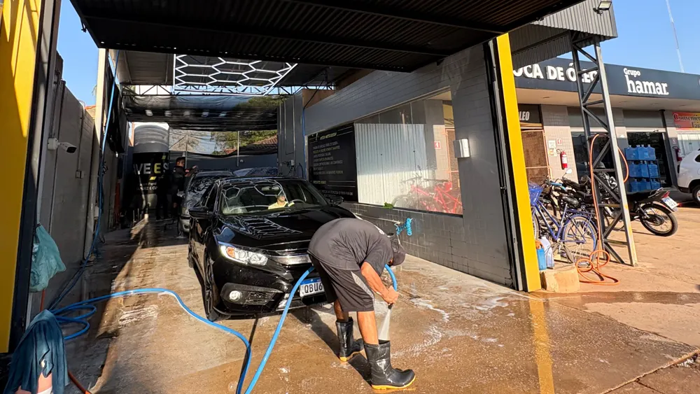 Carro entrando no drive-thru para lavagem